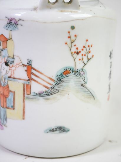 CHINE, vers 1900.
Verseuse en porcelaine...