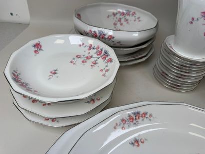 Partie de service de table en porcelaine...