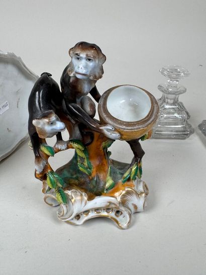 Lot comprenant :
- un groupe en porcelaine...
