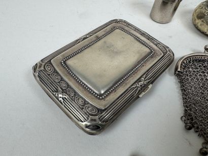 Lot d'objets de vitrine en argent et métal...