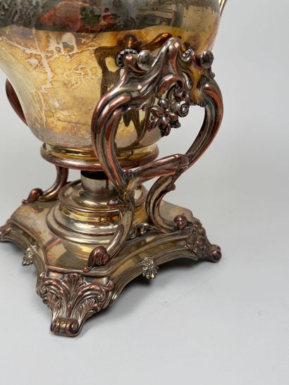 Samovar en métal argenté à décor de feuillages...