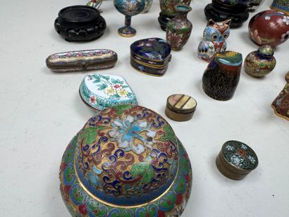Important lot de 35 sujets en laiton cloisonné...