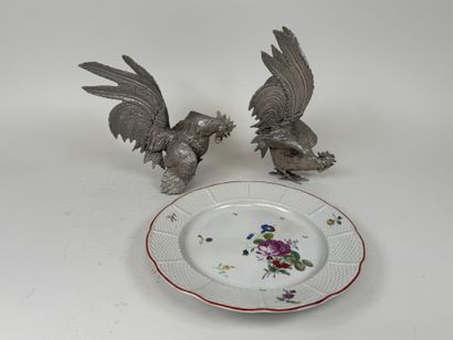 Paire de sujets en métal ciselé à décor de...