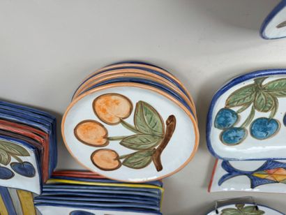 Partie de service de table en céramique polychrome...