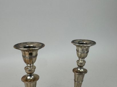 Paire de bougeoirs en métal argenté, le pied...