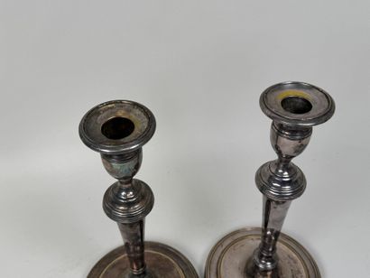Paire de flambeaux en métal argenté à base...
