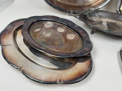 7 plats de service dont 2 GALLIA, un plat...