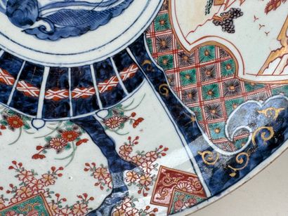 JAPON; IMARI.
Grand plat circulaire en porcelaine...