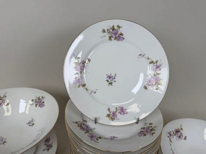 Partie de service de table en porcelaine...