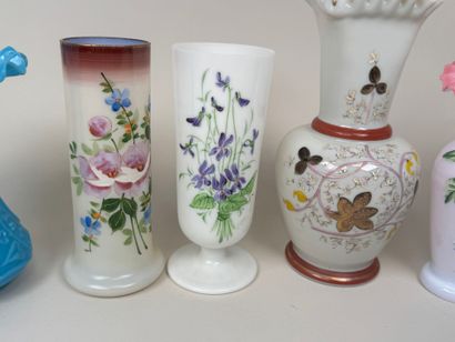 7 vases en verre opalin, certains à décor...