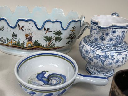 Lot en porcelaine et faïence polychrome comprenant...