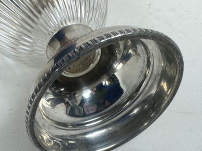 Aiguière en verre moulé-pressé, la monture...