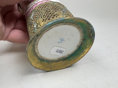 Lot comprenant :
- un vase en porcelaine...