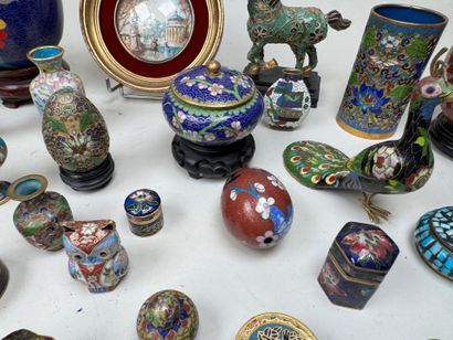 Important lot de 35 sujets en laiton cloisonné...