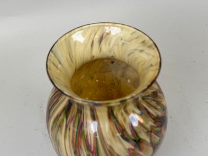 Vase en verre coloré à décor de motifs stylisés.
H....
