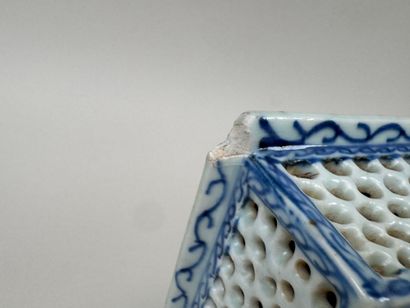 Lot en porcelaine comprenant :
- ASIE, XXe.
Jardinière...