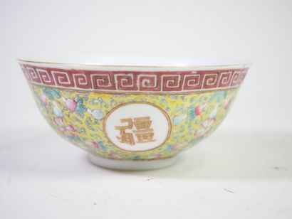 CHINE, XXe.
Bol en porcelaine polychrome...
