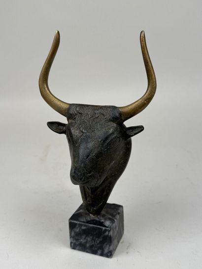 École, XXe.
Taureau.
Sujet en bronze à deux...