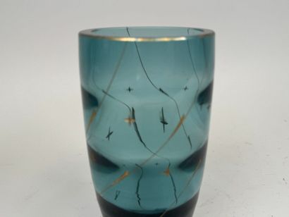 KOSTA, XXe.
Petit vase en verre coloré et...