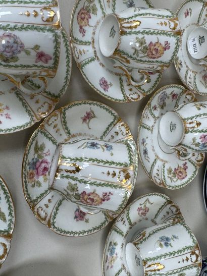 GOA.
Partie de service à café et thé en porcelaine...