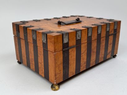 Coffret rectangulaire en bois de diverses...