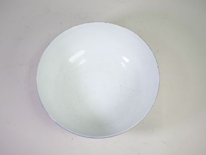 CHINE, XXe. 
Saladier en porcelaine bleue...