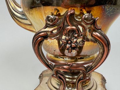 Samovar en métal argenté à décor de feuillages...
