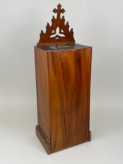 Vitrine à offrandes en bois teinté ouvrant...