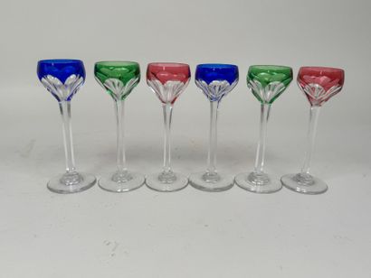 Série de 6 petits verres à liqueur en cristal...