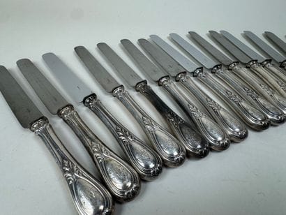 Série de 18 couteaux de table en argent fourré,...