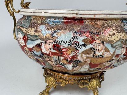 JAPON, XXe.
Coupe polylobée en céramique...