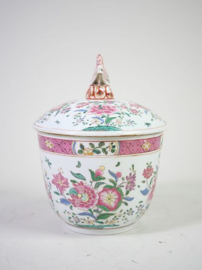 CHINE, XXe. 
Pot couvert en porcelaine polychrome...