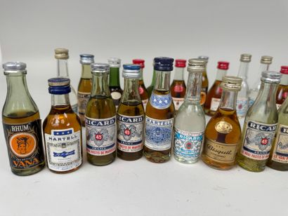 Collection de 30 mignonnettes d'alcool.
(niveaux...