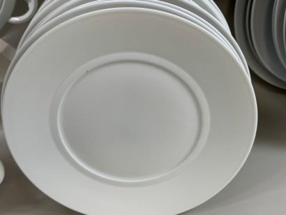 Important service de table en porcelaine...