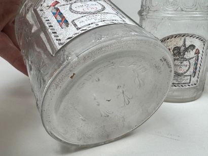 GUERLAIN à Paris.
3 flacons en verre moulé.
H....