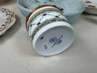 Lot en faïence et porcelaine polychrome comprenant...