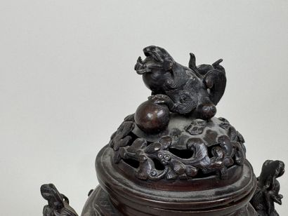 ASIE, XXe.
Brûle-parfum en bronze patiné...