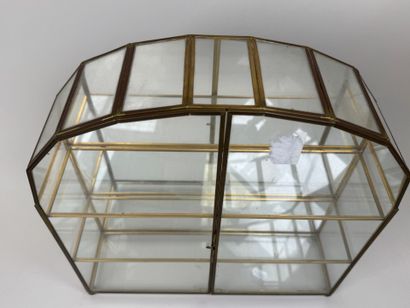 Trois petites vitrines de présentation en...