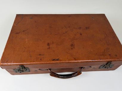 ENGLISH LEVER.
Petite valise en cuir brun.
14...