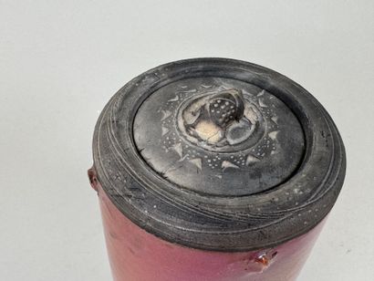 Pot couvert en céramique sur fond marbré...