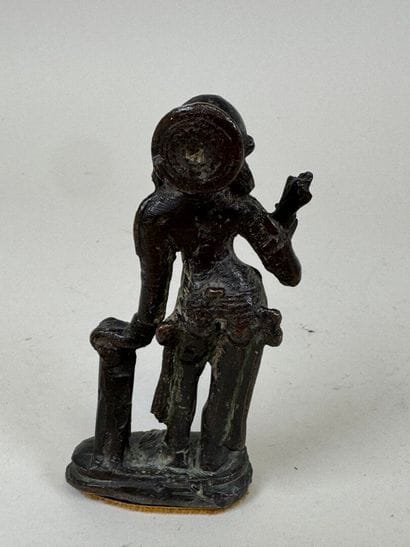 ASIE, XXe.
Femme debout.
Sujet en bronze...