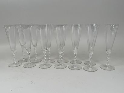 SEVRES.
Série de 13 flûtes à champagne en...