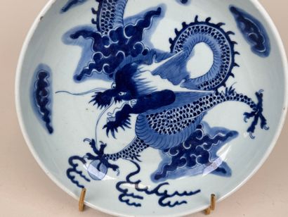 ASIE, XXe.
Plat creux en porcelaine polychrome...