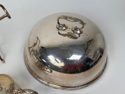 Lot en métal argenté :
- une cloche de service,...