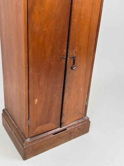 Vitrine à offrandes en bois teinté ouvrant...