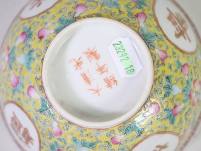 CHINE, XXe.
Bol en porcelaine polychrome...