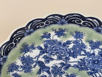 ASIE, XXe.
Grand plat polylobé en porcelaine...