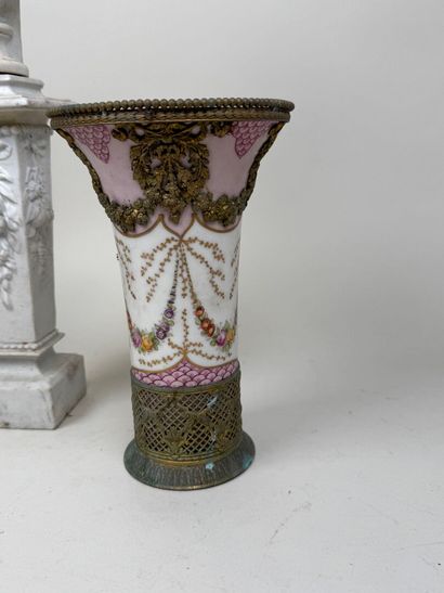 Lot comprenant :
- un vase en porcelaine...