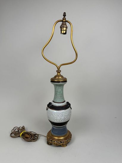 Lampe en céramique chinoise agrémentée d'une...