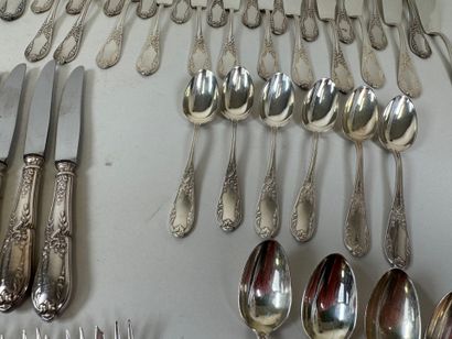 Importante partie de ménagère en métal argenté...